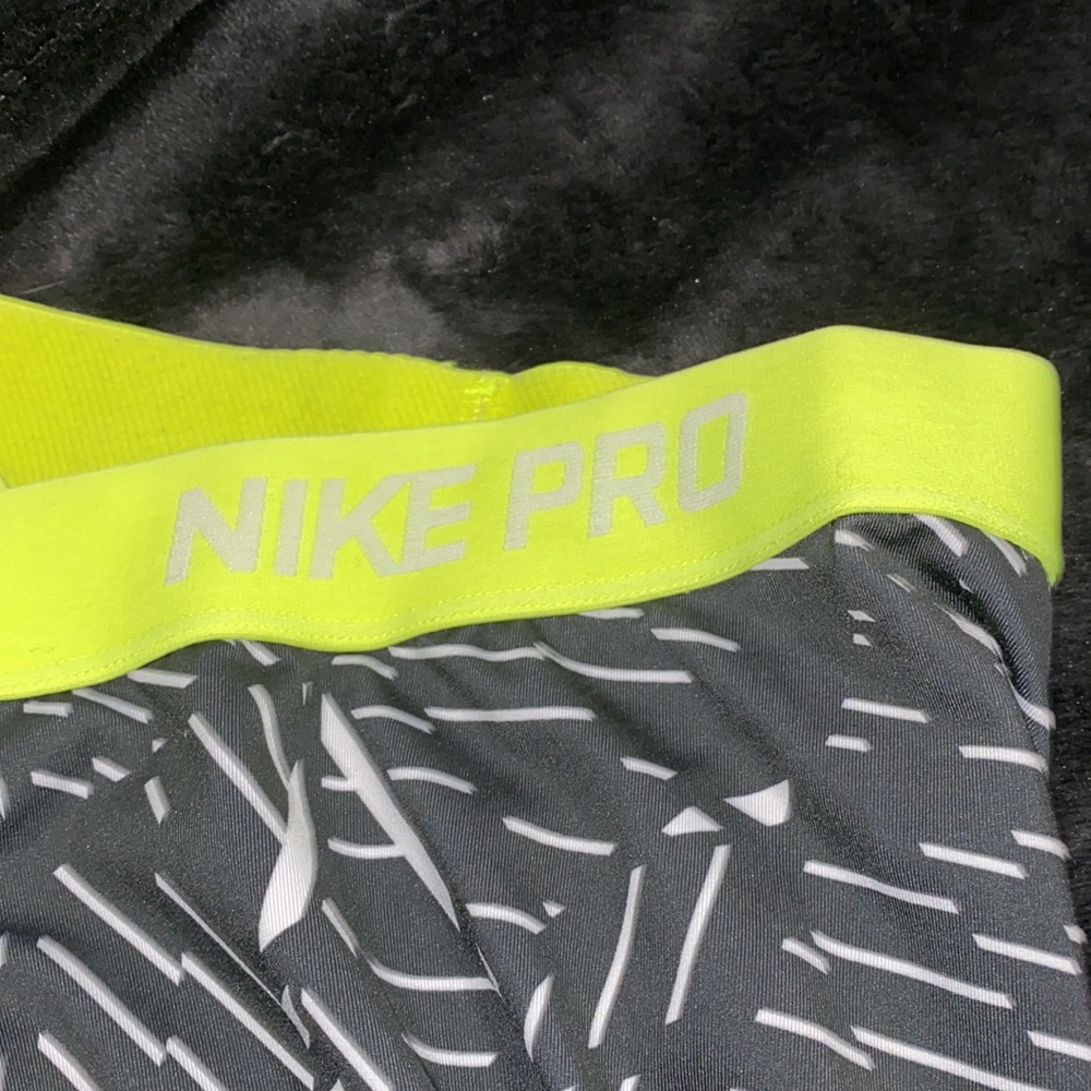 🪿Adorable Nike Dri-fit capris leggings! - Picture 7 of 10
